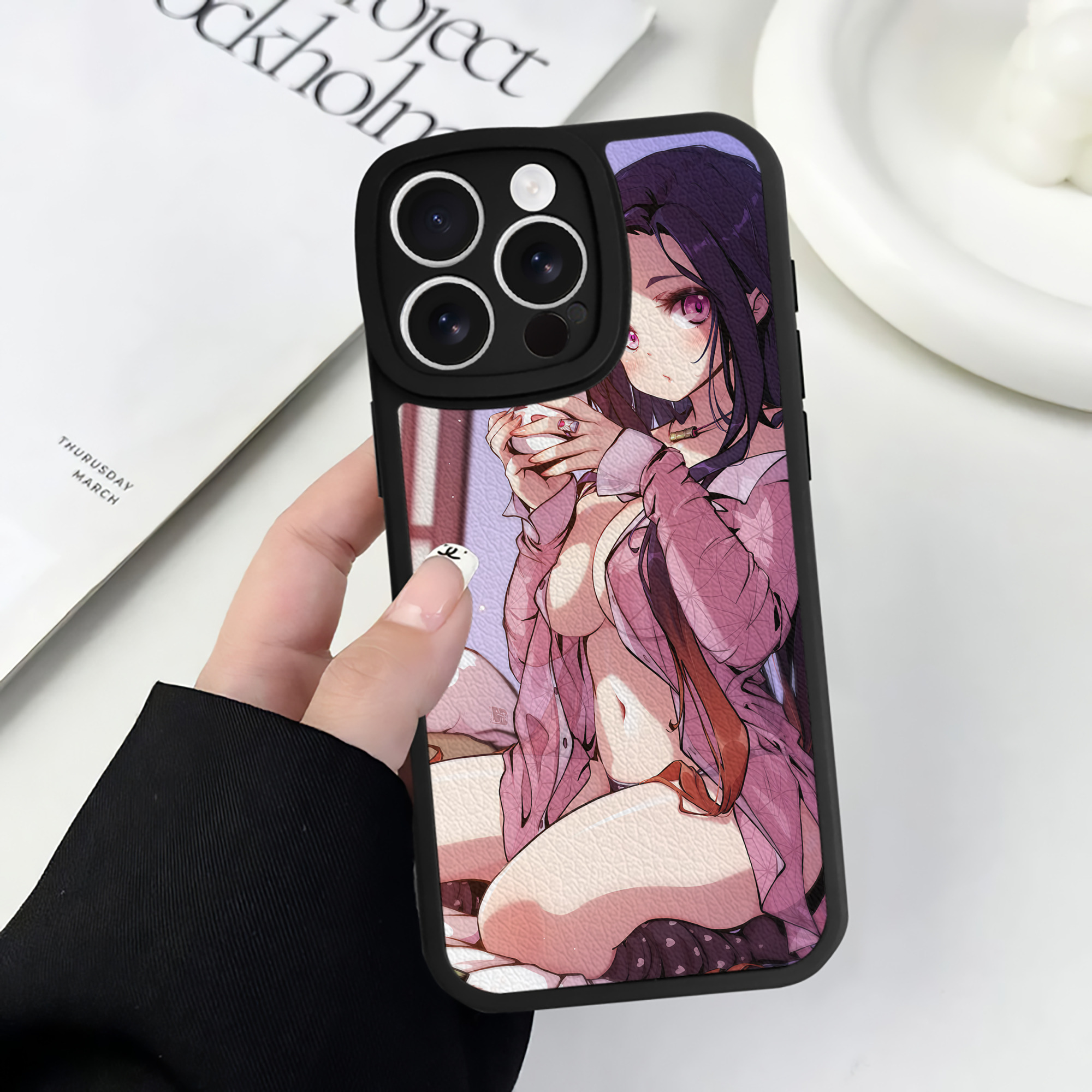 （画像用） 鬼滅の刃（きめつのやいば）竈門 禰󠄀豆子／かまど ねずこ Kamado Nezuko 【iPhone 16シリーズ対応】シリコンスマホケース（レザー調） 材質：シリコン
